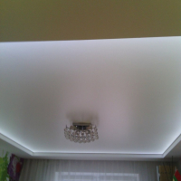 Полупрозрачный потолок с подсветкой по периметру 