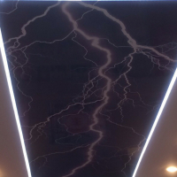 Фотопечать на глянцевом натяжном потолке с подсветкой по периметру